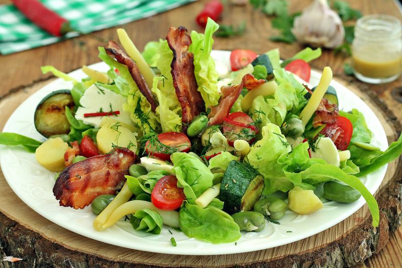 Sałatka z fasolką i bobem