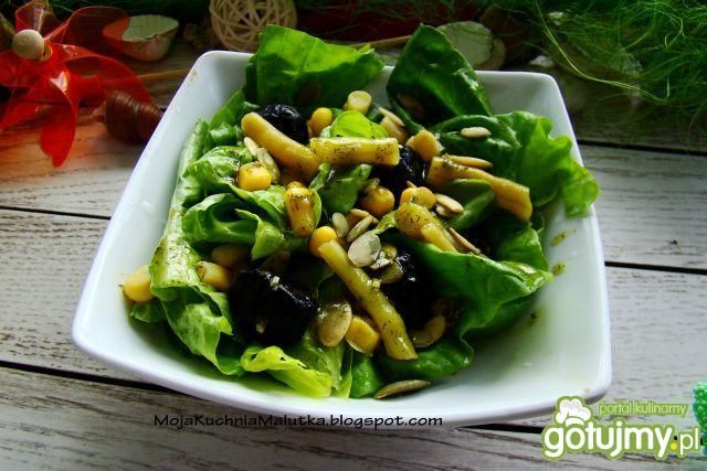 Sałatka z fasolką i oliwkami  Sałatka z fasolką i oliwkami