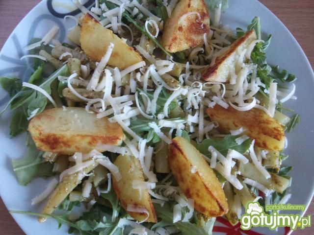Sałatka z fasolką i pesto