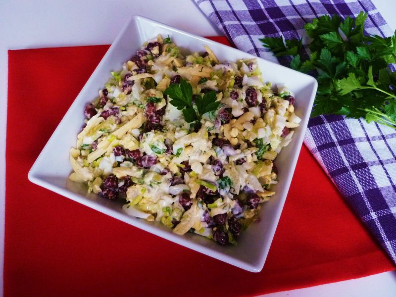 Sałatka z fasolką i żółtym serem Sałatka z fasolką i żółtym serem