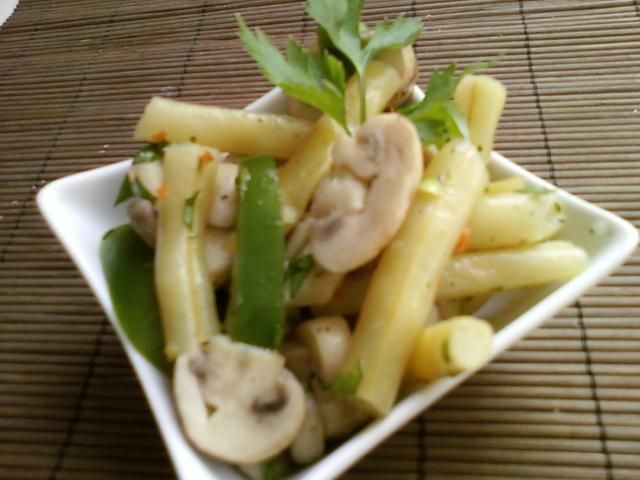 Sałatka z fasolką, pieczarkami i papryką