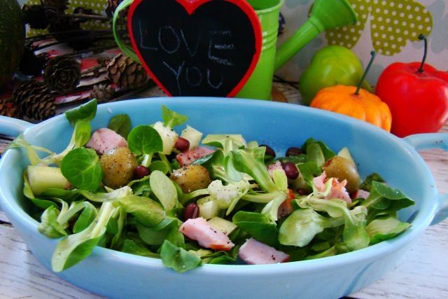 Sałatka z fasolką , selerem i szynką drobiową 