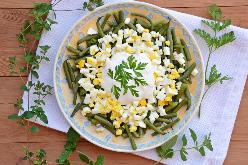 Sałatka z fasolką szaragową i sosem chrzanowym