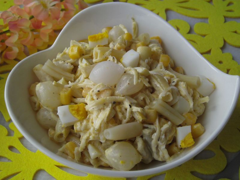 Sałatka z fasolką szparagową i cebulką