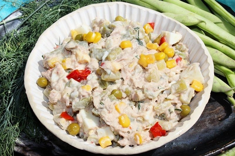 Sałatka z fasolką szparagową, jajkami i tuńczykiem