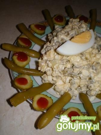 Sałatka z fasolki, korniszonów i jajek  