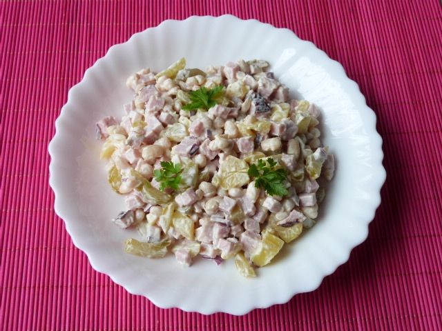 Sałatka z fasolki perłowej i szynki