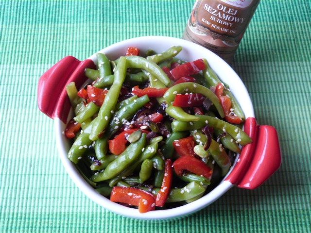Sałatka z fasolki szparagowej i papryki