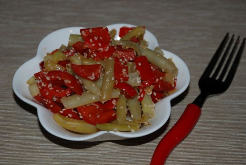 Sałatka z fasolki szparagowej z papryką