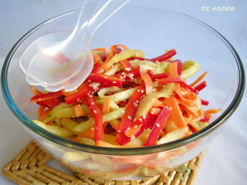 Sałatka z fasolki szparagowej z prażonym sezamem