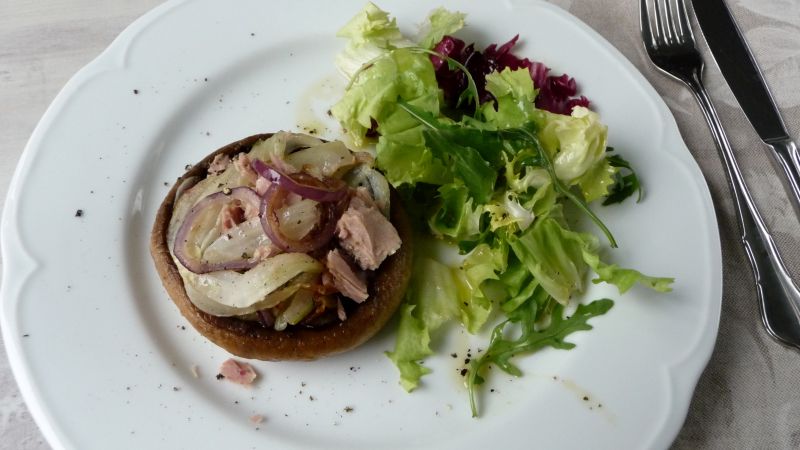 Sałatka z fenkułem i tuńczykiem w pieczarce