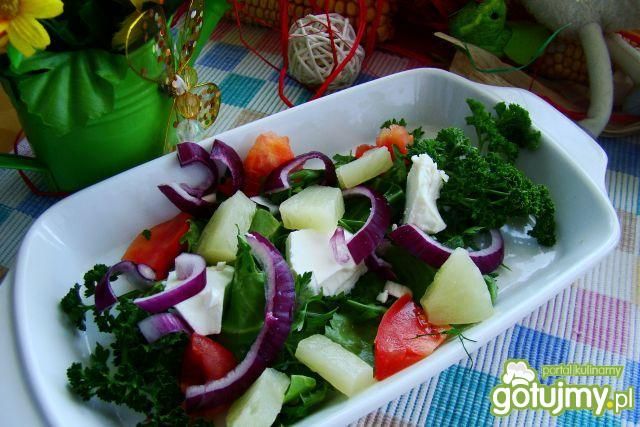 Sałatka z fetą i ananasem 