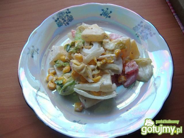 Sałatka z fetą i ananasem