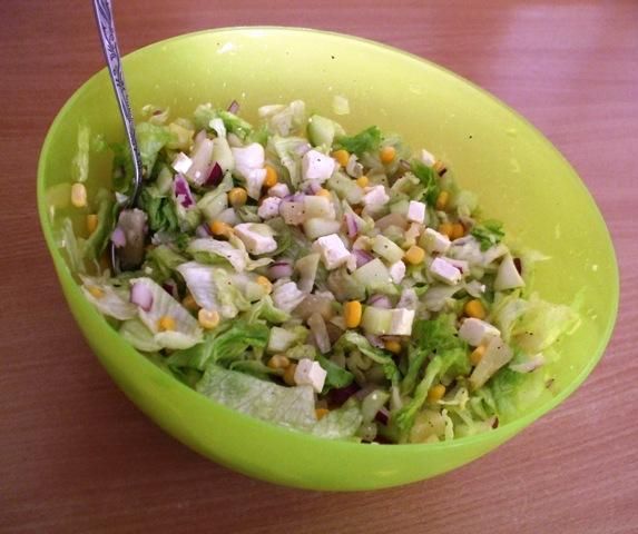 Sałatka z fetą i ananasem