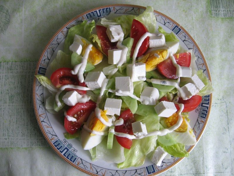 Sałatka z fetą i jajkiem