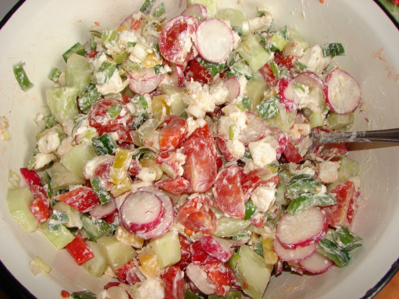 Sałatka z fetą i kolorową papryczką Sałatka z fetą i kolorową papryczką