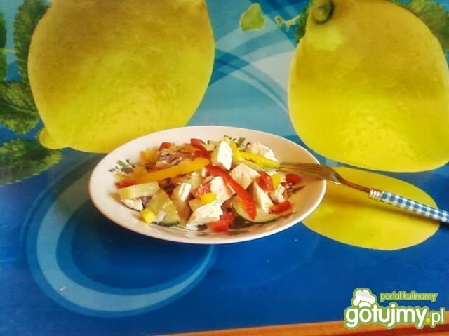 Sałatka z fetą i kurczakiem. Sałatka z fetą i kurczakiem.