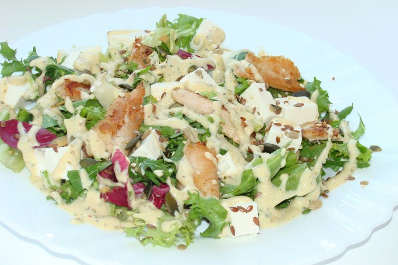 Sałatka z fetą i kurczakiem Sałatka z fetą i kurczakiem