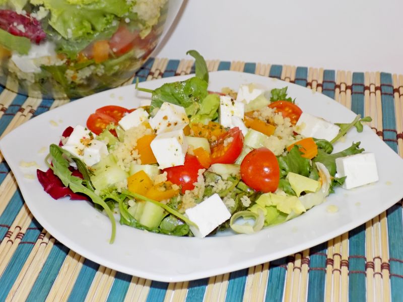 Sałatka z fetą i kuskusem