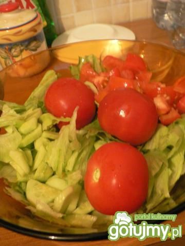 Sałatka z fetą i pomidorami 