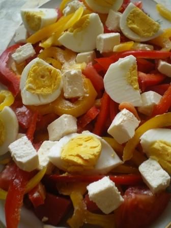 Sałatka z fetą i pysznym sosem