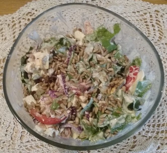 Sałatka z fetą i słonecznikiem na sałacie lodowej Sałatka z fetą i słonecznikiem na sałacie lodowej