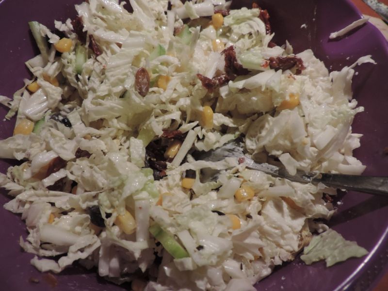 Sałatka z fetą i suszonymi pomidorami