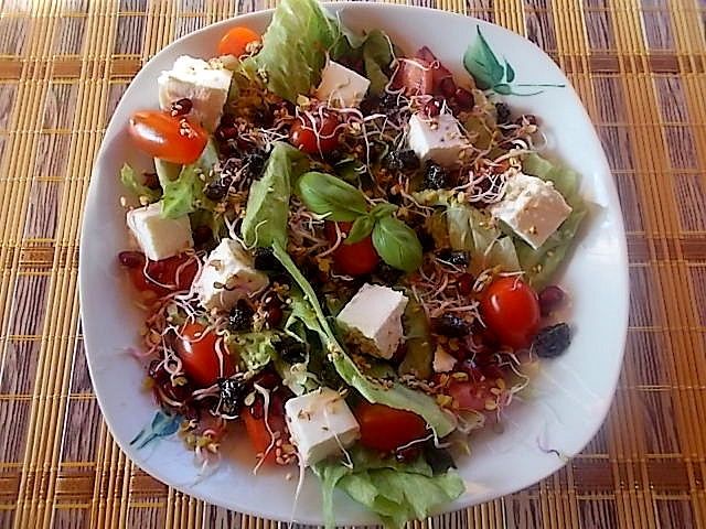 Sałatka z fetą i suszonymi śliwkami