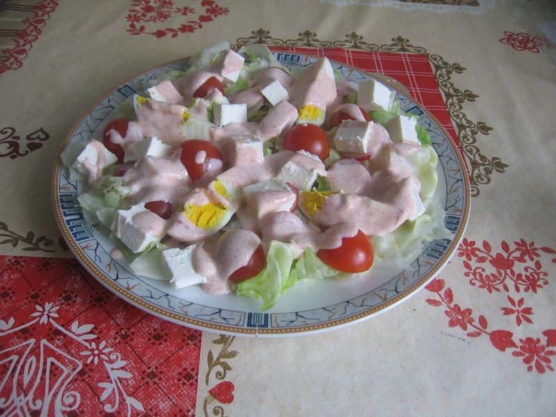 Sałatka z fetą, jajkiem i sosem paprykowym