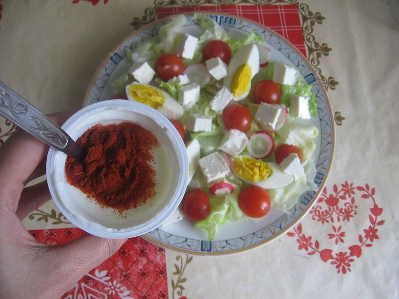 Sałatka z fetą, jajkiem i sosem paprykowym