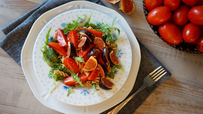 Sałatka z figą, pomidorem i makaronem