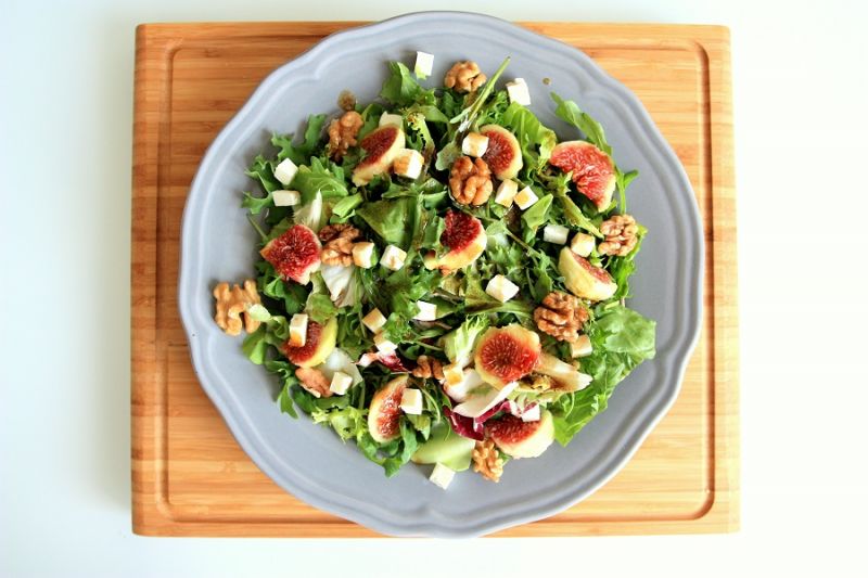 Sałatka z figami, orzechami, serem feta, balsamico