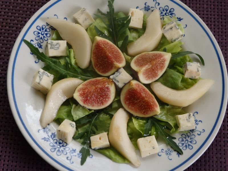 Sałatka z figowo-gruszkowa z serem pleśniowym Sałatka z figowo-gruszkowa z serem pleśniowym