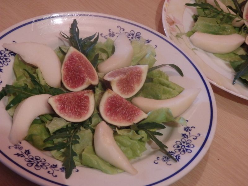 Sałatka z figowo-gruszkowa z serem pleśniowym