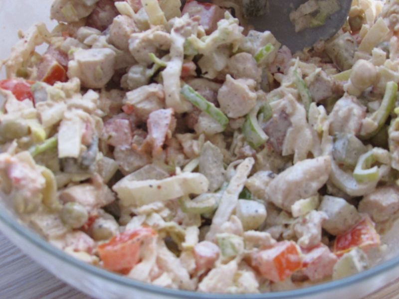 Sałatka z filetem i ogórkiem kiszonym 