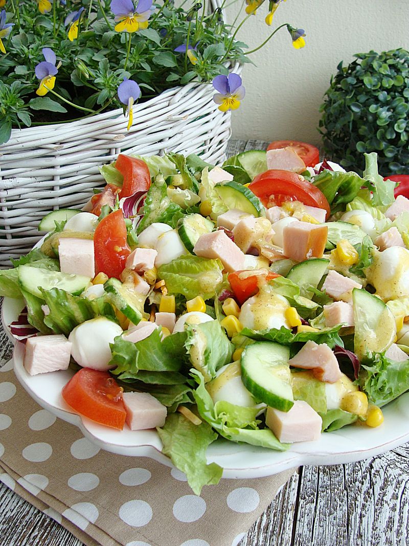 Sałatka z filetem z indyka Sałatka z filetem z indyka