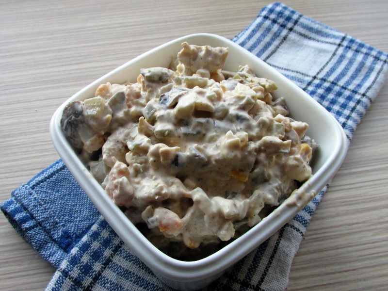 Sałatka z filetem z kurczaka Sałatka z filetem z kurczaka