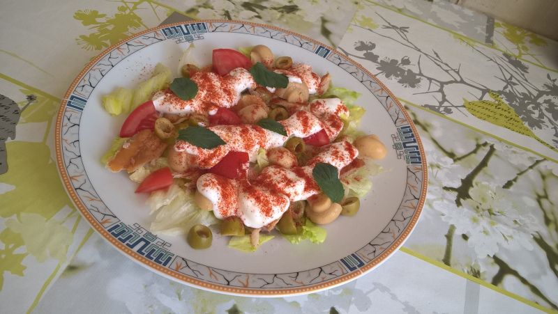 Sałatka z filetem z makreli na sałacie Sałatka z filetem z makreli na sałacie