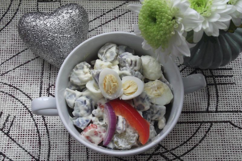 Sałatka z fioletowymi ziemniakami