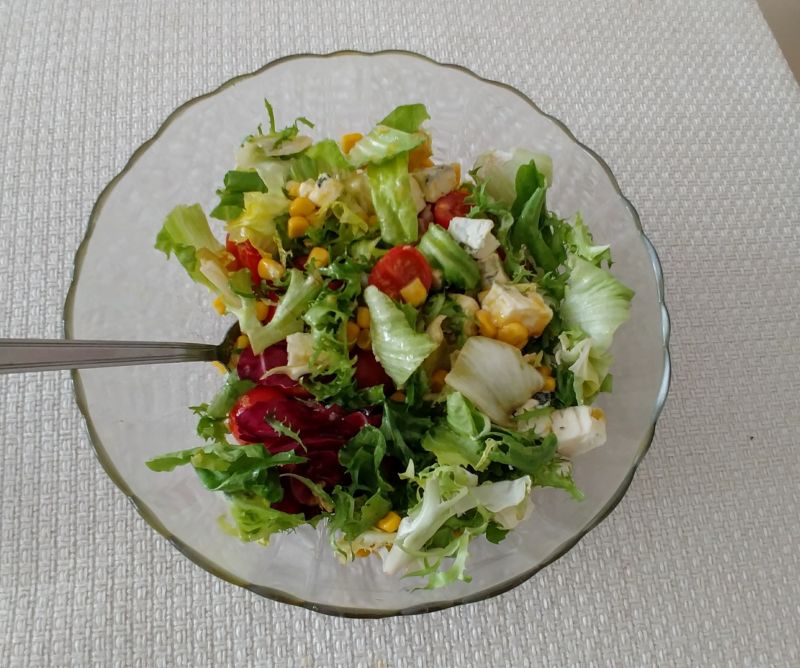 Sałatka z gorgonzolą i domowym sosem vinegret