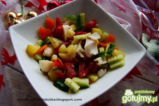 Sałatka z gotowaną rybą  Sałatka z gotowaną rybą