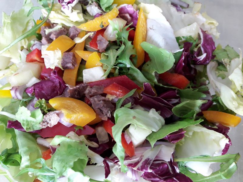 Sałatka z gotowaną wołowiną Sałatka z gotowaną wołowiną