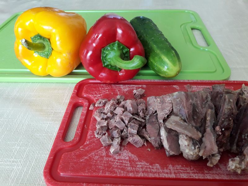 Sałatka z gotowaną wołowiną Sałatka z gotowaną wołowiną