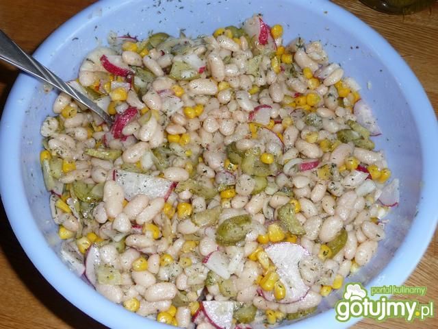 Sałatka z gotowanej fasolki Sałatka z gotowanej fasolki