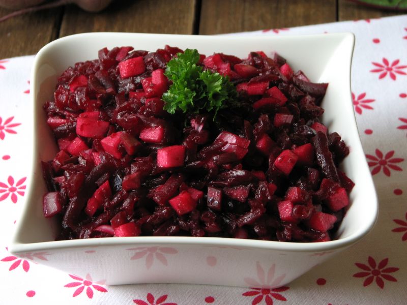 Sałatka z gotowanych buraków i ogórków kiszonych Sałatka z gotowanych buraków i ogórków kiszonych