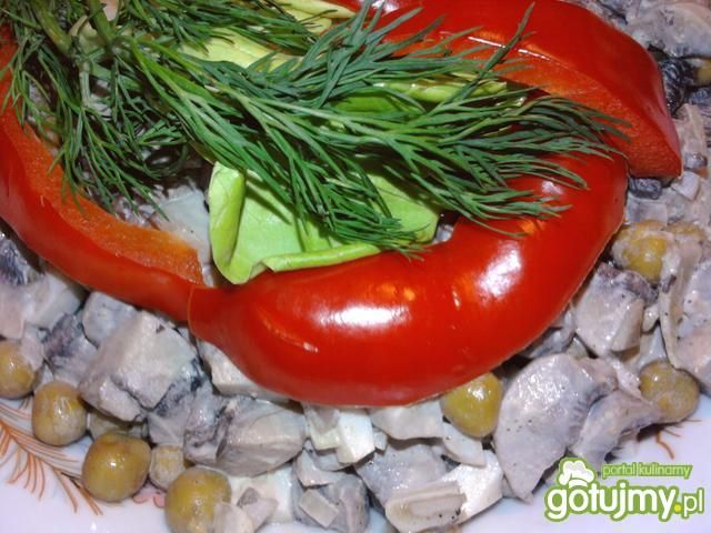 Sałatka z gotowanych pieczarek i groszku