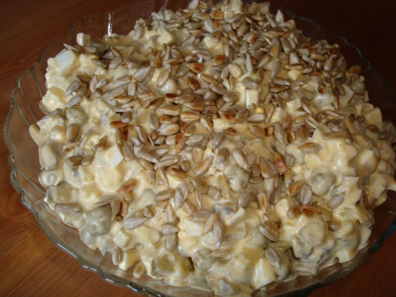 Sałatka z gotowanych pieczarek i słonecznika