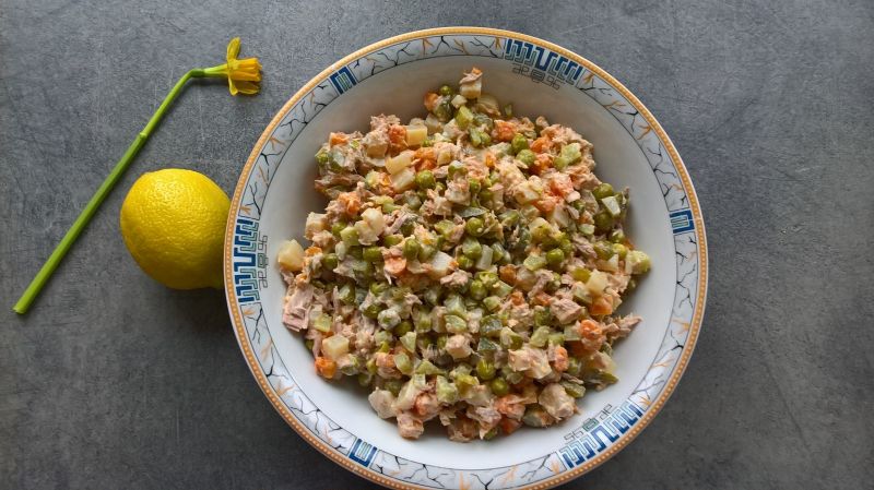 Sałatka z gotowanych warzyw i tuńczyka