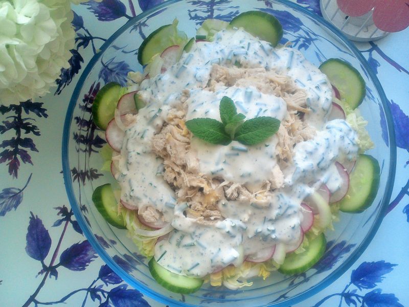 Sałatka z gotowanym kurczakiem Sałatka z gotowanym kurczakiem