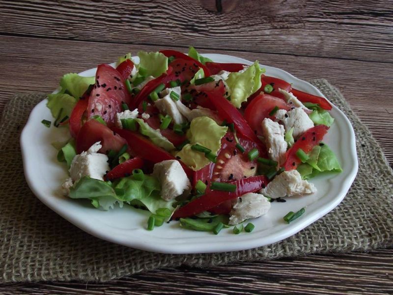 Sałatka z gotowanym kurczakiem i czarnuszką Sałatka z gotowanym kurczakiem i czarnuszką